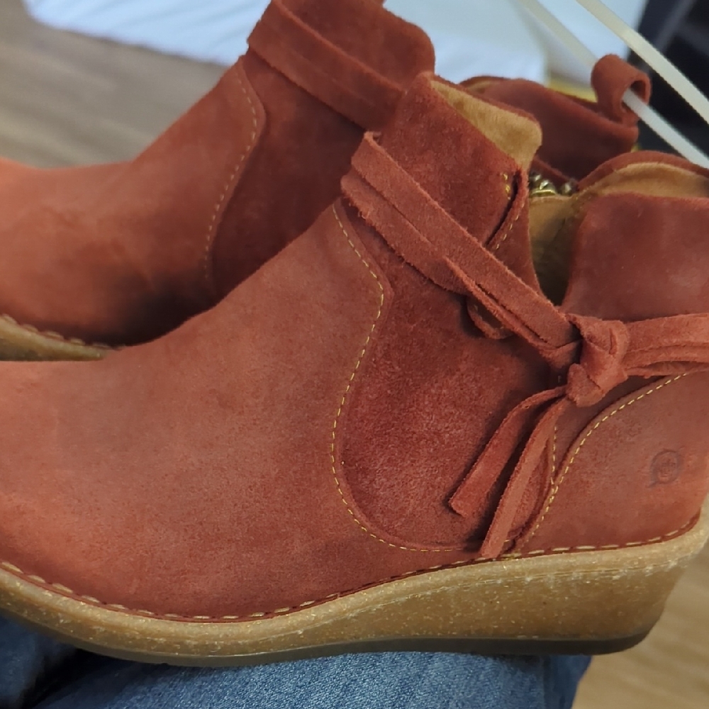 NWT Born Women's Ankle Boots in Burgandy Suede, Size 7.5 - Picture 2 of 6